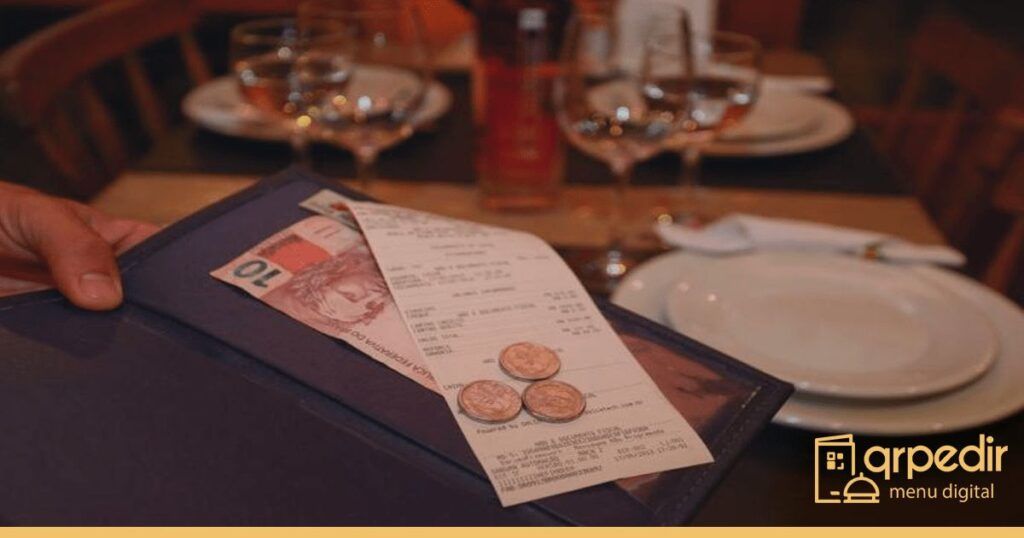 Lei da gorjeta. Foto com um mesa de restaurante ao fundo e pratos, dinheiro em cima de uma pasta representando gorjetas dadas a um garçom ou atendente