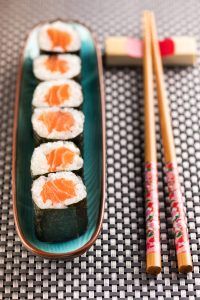 Imagem com prato cheio de sushis hossomakis 