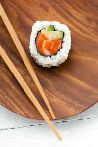 Prato de sushi uramaki