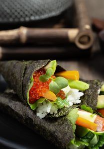 Temaki com ovas de peixe, manga e abacate.